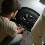 Marek Němec Instagram - Tak jsme se nenechali odradit. U @opel_cz nás s @petrus_hebka a čtyřmi dětmi s témeř opatrovnickou starostlivostí zapřísahali,ať neblbneme,ať nejedeme elektrickou Zafirou do Benátek na jeden den. “Budete pořád dobíjet,ten dojezd zatím není bůhvíco..” A ano,trvalo to asi 15hodin tam, 15 zpět..ale…cesta byla cíl. A všichni to zvládli skvěle.Ono totiž to dobíjení,panstvo,když po každých 2 hodinách na 40 minut stavíte…ono je to skvělý.Odpočinete si,blbnete,vymýšlíte,co dělat. Při jízdě taktizujete,kam dojedete,u jaké nabíječky zastavíte a pak děti konejšíte větami typu: “chcete dojet? Tak se přikryjte!”,když vám říkají,jaká jim je zima. No a vy samozřejmě topíte,ale jen z kopce,když rekuperujete. A ony jsou pak vděčné za trochu toho tepla. A ono v tom omezení je to kouzlo.Uvědomíte si,že všechno stojí nějakou energii,že nic není samozřejmé. Jsem na nás pyšnej a Benátky zůstanou láskou,stejně jako boži @petrus_hebka ❤️! Díky,že jsme mohli✌️ #trip#family#Venice#Opelcz#eletropunk