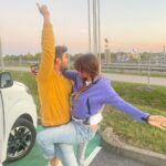 Marek Němec Instagram - Tak jsme se nenechali odradit. U @opel_cz nás s @petrus_hebka a čtyřmi dětmi s témeř opatrovnickou starostlivostí zapřísahali,ať neblbneme,ať nejedeme elektrickou Zafirou do Benátek na jeden den. “Budete pořád dobíjet,ten dojezd zatím není bůhvíco..” A ano,trvalo to asi 15hodin tam, 15 zpět..ale…cesta byla cíl. A všichni to zvládli skvěle.Ono totiž to dobíjení,panstvo,když po každých 2 hodinách na 40 minut stavíte…ono je to skvělý.Odpočinete si,blbnete,vymýšlíte,co dělat. Při jízdě taktizujete,kam dojedete,u jaké nabíječky zastavíte a pak děti konejšíte větami typu: “chcete dojet? Tak se přikryjte!”,když vám říkají,jaká jim je zima. No a vy samozřejmě topíte,ale jen z kopce,když rekuperujete. A ony jsou pak vděčné za trochu toho tepla. A ono v tom omezení je to kouzlo.Uvědomíte si,že všechno stojí nějakou energii,že nic není samozřejmé. Jsem na nás pyšnej a Benátky zůstanou láskou,stejně jako boži @petrus_hebka ❤️! Díky,že jsme mohli✌️ #trip#family#Venice#Opelcz#eletropunk