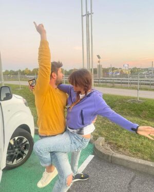 Marek Němec Instagram - Tak jsme se nenechali odradit. U @opel_cz nás s @petrus_hebka a čtyřmi dětmi s témeř opatrovnickou starostlivostí zapřísahali,ať neblbneme,ať nejedeme elektrickou Zafirou do Benátek na jeden den. “Budete pořád dobíjet,ten dojezd zatím není bůhvíco..” A ano,trvalo to asi 15hodin tam, 15 zpět..ale…cesta byla cíl. A všichni to zvládli skvěle.Ono totiž to dobíjení,panstvo,když po každých 2 hodinách na 40 minut stavíte…ono je to skvělý.Odpočinete si,blbnete,vymýšlíte,co dělat. Při jízdě taktizujete,kam dojedete,u jaké nabíječky zastavíte a pak děti konejšíte větami typu: “chcete dojet? Tak se přikryjte!”,když vám říkají,jaká jim je zima. No a vy samozřejmě topíte,ale jen z kopce,když rekuperujete. A ony jsou pak vděčné za trochu toho tepla. A ono v tom omezení je to kouzlo.Uvědomíte si,že všechno stojí nějakou energii,že nic není samozřejmé. Jsem na nás pyšnej a Benátky zůstanou láskou,stejně jako boži @petrus_hebka ❤️! Díky,že jsme mohli✌️
#trip#family#Venice#Opelcz#eletropunk