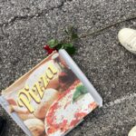 Marek Němec Instagram - Tak jsme se nenechali odradit. U @opel_cz nás s @petrus_hebka a čtyřmi dětmi s témeř opatrovnickou starostlivostí zapřísahali,ať neblbneme,ať nejedeme elektrickou Zafirou do Benátek na jeden den. “Budete pořád dobíjet,ten dojezd zatím není bůhvíco..” A ano,trvalo to asi 15hodin tam, 15 zpět..ale…cesta byla cíl. A všichni to zvládli skvěle.Ono totiž to dobíjení,panstvo,když po každých 2 hodinách na 40 minut stavíte…ono je to skvělý.Odpočinete si,blbnete,vymýšlíte,co dělat. Při jízdě taktizujete,kam dojedete,u jaké nabíječky zastavíte a pak děti konejšíte větami typu: “chcete dojet? Tak se přikryjte!”,když vám říkají,jaká jim je zima. No a vy samozřejmě topíte,ale jen z kopce,když rekuperujete. A ony jsou pak vděčné za trochu toho tepla. A ono v tom omezení je to kouzlo.Uvědomíte si,že všechno stojí nějakou energii,že nic není samozřejmé. Jsem na nás pyšnej a Benátky zůstanou láskou,stejně jako boži @petrus_hebka ❤️! Díky,že jsme mohli✌️ #trip#family#Venice#Opelcz#eletropunk