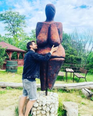 Marek Němec Instagram - Tady se cítím bezpečně,malý,poslušný.Nemáme moře,nemáme velehory,máme madam Věstonickou!