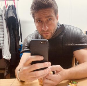 Marek Němec Instagram - Macbeth ve 3:30 ráno v šatně neví,čí je,ale po závěrečném šermu má s Lenkou Krobotovou vždycky chuť zkoušet s zkoušet.Ráno pak ovšem vypadá jako ryba Fugu. Držte nám palce,ale hlavně přijďte!
#letnishakespearovskeslavnosti#lenkakrobotova
#macbethiscommning