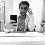 Marek Němec Instagram - Tváří v tvář hrůzám nedalekým i dalekým musí člověk žijící ‘zatím’ v bezpečí sbírat zvláštní druh vnitřní síly,aby si “dovolil” být tu a tam šťastný,aby měl energii a vitalitu rozdávat radost v divadle druhým,kteří díky tomu snad na chvíli zapomenou opět na ty hůzy za dveřmi. Svědomí se vzpírá,ale máme naštěstí děti.pro které musíme být silní a působit pozitivně.To se snaží i Ukrajinci,i když jejich daň za budoucnost dětí je mnohdy fatální..🙏🏻Dokažme všichni žít tak,aby byl pohled do zrcadla možný,nezkroucený apatií a rezignací.Mlčenlivá modlitba za všechny lidi tam..Jsem šťastný,že můžu dělat svou práci,vídat své děti,mít “vize”. Ale čím dál tím víc ve mně doutná pocit,že svět lidí je tak trochu organismem, který čeká na smrt.A to nechci.Chci,aby se svět lidí radoval ze života.Naším posláním je dělat ho vždy o kus lepší, než “byl”. Strašná zlost na ty,kteří - byť jsou jedním z nás - vydávají pseudorozkazy,které - další z nich - posílají na smrt. Slova nejsou. A přitom jsou teď tolik potřeba. V úctě všem,co pomáhají,čumim do zrcadla a hledám v něm,co bude.Odpoveď snad je to,že já,ty,my,oni … rozhodujeme,co bude. Trefíme ten okamžik,kdy ještě šlo NĚCO udělat? Přeju si vroucně🙏🏻