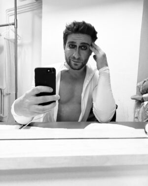 Marek Němec Instagram - Tváří v tvář hrůzám nedalekým i dalekým musí člověk žijící ‘zatím’ v bezpečí sbírat zvláštní druh vnitřní síly,aby si “dovolil” být tu a tam šťastný,aby měl energii a vitalitu rozdávat radost v divadle druhým,kteří díky tomu snad na chvíli zapomenou opět na ty hůzy za dveřmi. Svědomí se vzpírá,ale máme naštěstí děti.pro které musíme být silní a působit pozitivně.To se snaží i Ukrajinci,i když jejich daň za budoucnost dětí je mnohdy fatální..🙏🏻Dokažme všichni žít tak,aby byl pohled do zrcadla možný,nezkroucený apatií a rezignací.Mlčenlivá modlitba za všechny lidi tam..Jsem šťastný,že můžu dělat svou práci,vídat své děti,mít “vize”. Ale čím dál tím víc ve mně doutná pocit,že svět lidí je tak trochu organismem, který čeká na smrt.A to nechci.Chci,aby se svět lidí radoval ze života.Naším posláním je dělat ho vždy o kus lepší, než “byl”. Strašná zlost na ty,kteří - byť jsou jedním z nás - vydávají pseudorozkazy,které - další z nich - posílají na smrt. Slova nejsou. A přitom jsou teď tolik potřeba. V úctě všem,co pomáhají,čumim do zrcadla a hledám v něm,co bude.Odpoveď snad je to,že já,ty,my,oni … rozhodujeme,co bude. Trefíme ten okamžik,kdy ještě šlo NĚCO udělat? Přeju si vroucně🙏🏻