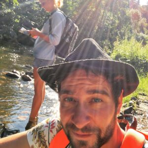 Marek Němec Instagram - Tak tohle bylo také letošní léto.S drahou a fantasticky svačinově vybavenou @michaelamaurerova prozkoumáváme pro Déčko kaskády zajímavých míst.Většinou jsme tak kantáre,že v odpoledních hodinách už nereagujeme víceméně na nic.Míša kupříkladu vůbec neví,že stojí ve vodě😂 a já podle výrazu,že v ní sedím..!Je skvělý,když se při práci něco dozvíš,když něco zajímavýho vidíš a poznáš a kdykoliv se přitom můžeš opřít o parťáka🌷.
#praceumibejtradost