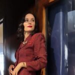 Maria João Bastos Instagram - “A Espia”, temporada 2! Mais uma aventura muito especial que termina! A minha Rose, uma das minhas personagens preferidas que tanto me deu ao longo destes meses. Dar-lhe vida é mais do que um privilégio, é uma experiência rica e irresistível! Obrigada Rose!🌹 Um obrigada muito especial a toda esta equipa maravilhosa, obrigada do fundo do coração a todos, foi tão bom e tenho a certeza que irão cantarolar para sempre “All of me” e recordar a nossa Rose. 😂♥️ @joaomaia318 já te disse, sou tua fã, és o maior, obrigada! Que caminhada boa fizemos juntos! Obrigada a todos os actores, meus parceiros incríveis desta viagem! 👏👏 🥹♥️ Até breve! @ukbarfilmes Obrigada!! Agora esperamos ansiosos pela terceira temporada! 😂🤣 @pandoradacunhatelles @pablo.iraola.98 #espia #serie #portuguesa #trabalho #diversão #entrega #prazer #rose #personagem #gostotanto #voutersaudades #2temporada #ficção #segundaguerramundial #historia #historica #epoca Portugal