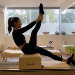 Maria João Bastos Instagram - Que bom este regresso ao Pilates! Pratiquei esta modalidade durante muitos anos, no Brasil, e a verdade é que nunca a minha condição física foi tão boa como nessa altura. Sentia o meu corpo mais forte e flexível, um melhor funcionamento de todo o organismo e adquiri uma postura correcta. A prática trouxe-me uma consciência corporal muito importante não só para a minha profissão mas também para o meu dia a dia! Agora, depois de estar uns anos sem praticar, voltei! E é incrível como o nosso corpo tem memória, parecia que nunca tinha parado! É uma prática que recomendo muito, porque os resultados são visíveis na qualidade de vida e começamos a senti-los logo na primeira aula. Obrigada @leonardotoledo.fisio vai ser óptimo este regresso pelas suas mãos. @kuantik_pilateslifestyle #pilates #modalidade #pratica #pilateslovers #assaudadesqueeutinha #memorias #boas #movimento #corpo #flexibilidade #consciencia #corporal #qualidadedevidaesaude #saude #cuidar #exercitar #condicao #fisica #josephpilates Algés