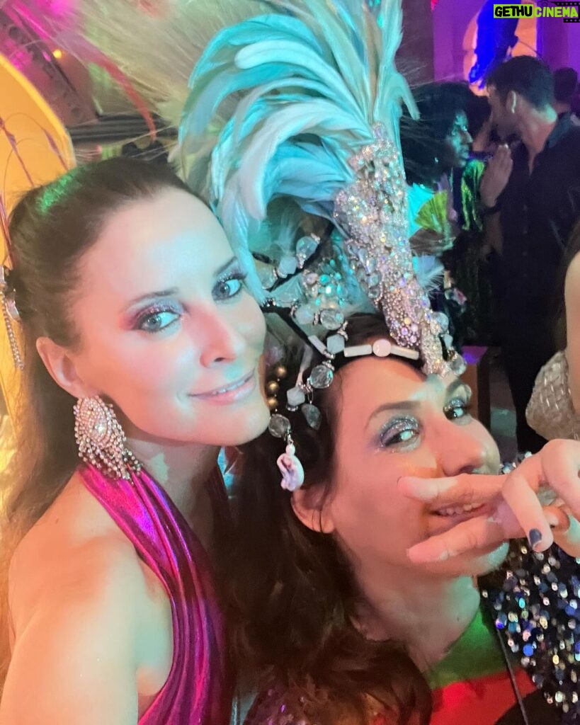 Maria João Bastos Instagram - Carnavalando no Baile da Arara!🦜 👗 @marturj @carlagaran @garandrastyle @rodrigopandolfo @carnavaldaarara @pedr01gor @miguelmcosta #carnaval #carnavalandk #norio #vamoquivamo #ésofesta #festa #celebração #maiorfestadomundo #énois #nocarnaval #alegría #dançar #bailedaarara #baile Rio de Janeiro, Rio de Janeiro