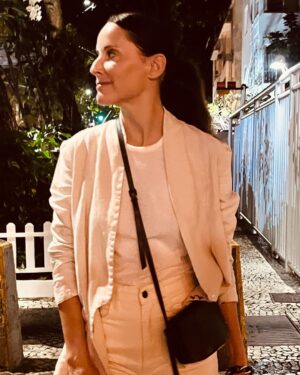 Maria João Bastos Instagram - Noites de Rio, no @janeirohotel celebrando Iemanjá! 💐

@osklen 

#janeiro #riodejaneiro #iemanja #celebrandro #vida #amizade #amor #alegria #sorte #abençoada #cidademaravilhosa #segundacasa #home #secondhome #eternidade #casodeamor #naotemjeito #carnaval #folia