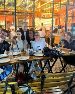 Maria João Bastos Instagram - Noites de Rio, no @janeirohotel celebrando Iemanjá! 💐

@osklen 

#janeiro #riodejaneiro #iemanja #celebrandro #vida #amizade #amor #alegria #sorte #abençoada #cidademaravilhosa #segundacasa #home #secondhome #eternidade #casodeamor #naotemjeito #carnaval #folia