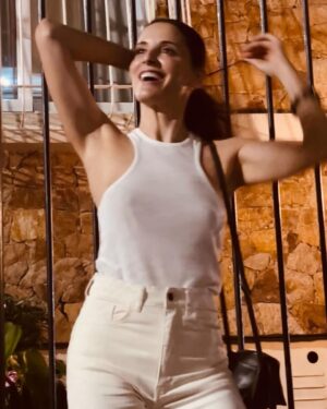 Maria João Bastos Instagram - Noites de Rio, no @janeirohotel celebrando Iemanjá! 💐

@osklen 

#janeiro #riodejaneiro #iemanja #celebrandro #vida #amizade #amor #alegria #sorte #abençoada #cidademaravilhosa #segundacasa #home #secondhome #eternidade #casodeamor #naotemjeito #carnaval #folia