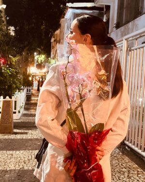 Maria João Bastos Instagram - Noites de Rio, no @janeirohotel celebrando Iemanjá! 💐

@osklen 

#janeiro #riodejaneiro #iemanja #celebrandro #vida #amizade #amor #alegria #sorte #abençoada #cidademaravilhosa #segundacasa #home #secondhome #eternidade #casodeamor #naotemjeito #carnaval #folia