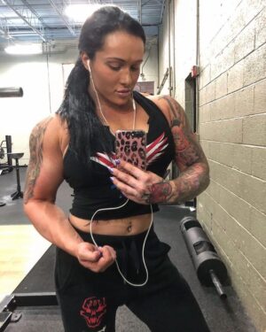 Maria  Spiro Instagram - friday nights at the bar 🏋🏻‍♀️