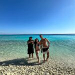 Maria Venture Instagram - a gente de novo no Caribe. de férias. do terceirão pra vida. dos galhos secos de uma árvore qualquer, onde ninguém jamais conseguirá estragar essa amizade. rs. #amigosparasempre #frasesdeamigos #naoentendialegenda #gabiweekend Curacao Caribe