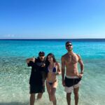 Maria Venture Instagram - a gente de novo no Caribe. de férias. do terceirão pra vida. dos galhos secos de uma árvore qualquer, onde ninguém jamais conseguirá estragar essa amizade. rs. #amigosparasempre #frasesdeamigos #naoentendialegenda #gabiweekend Curacao Caribe