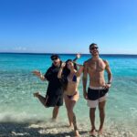 Maria Venture Instagram - a gente de novo no Caribe. de férias. do terceirão pra vida. dos galhos secos de uma árvore qualquer, onde ninguém jamais conseguirá estragar essa amizade. rs. #amigosparasempre #frasesdeamigos #naoentendialegenda #gabiweekend Curacao Caribe