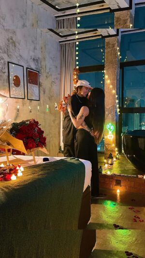 Maria Venture Instagram - ontem pedi a menina que eu amo em namoro e ela disse sim, aaaaaaaaa. 🥺💍 tô feliz e apaixonada. pedi muito pra Deus um amor tranquilo e leve, e prometi para mim mesma que se não fosse assim eu preferiria ficar para sempre só. eis que chegou você Catarina, um pouco e muito mais do que eu sei que mereço. eu amo a gente.
