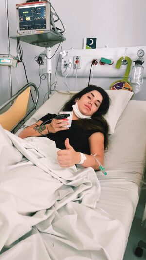 Maria Venture Instagram - •parte 1
um resumo do que estou passando nessas últimas 2 semanas :(
estou com neuralgia do trigêmeo (mas a boa notícia é que vou me curar, não é crônico). 
quero agradecer a minha mãe @neivaventure por não sair do meu lado 1 segundo sequer 🫶🏻