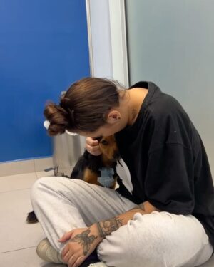 Maria Venture Instagram - oi zenti ieu fui pro mato e cumi um negoço gostoso que nau podia ai depois minha barrega doieu e fiz coco de sangue e tive que ficare varios dias no medico mas ja fui embora de la to muite feliz viu, obrigade todos que gustam de min queria subir no colo de voçes todos
o meu ermao antonio ta aqui tamo no sofá