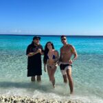 Maria Venture Instagram - a gente de novo no Caribe. de férias. do terceirão pra vida. dos galhos secos de uma árvore qualquer, onde ninguém jamais conseguirá estragar essa amizade. rs. #amigosparasempre #frasesdeamigos #naoentendialegenda #gabiweekend Curacao Caribe