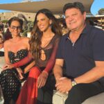 Mariana Rios Instagram - Meus pais me levaram pra conhecer o mar quando fiz 3 anos. Eles sempre contam que ao colocar o pé na areia eu disse: A piscinaaaaa! Saímos de Araxá para Iriri no Espírito Santo. Mais ou menos 10 horas de carro. Hoje sou eu quem os leva pra ver o mar. Que privilégio poder viver isso. Fui uma criança que cresceu com a necessidade de preencher o vazio causado pela partida precoce do meu irmão. Não que isso me era imposto. Mas quando se tem uma perda dessas no centro familiar, a estrutura se abalada totalmente. Com o tempo eu entendi, que jamais taparia esse buraco chamado saudade. Que ele estaria ali pelo resto de nossas vidas e que de alguma forma precisaríamos ressignificar. Buscar nos fortalecer. Acredito que somente o amor é capaz disso. O amor transforma qualquer revolta em entendimento. Qualquer dor em compreensão. O amor pelo outro, mas também, o amor por nós mesmos. Nós três, 35 anos depois. Essa viagem de agora é diferente, especial! Porque não existe um trabalho envolvido como outras tantas vezes, nem algum tipo de divulgação. Essa viagem reflete a adolescente que antes de sair de casa com 17 anos, olhou nos olhos deles e disse: confiem em mim. Confiem nas minhas escolhas. E sei como foi difícil para os dois. Todas as perdas que tivemos ao longo da vida, as dores que sentimos, o aprendizado precoce, estavam ali, dentro de seus olhos. Mas isso não fez com que eles me colocassem embaixo de suas asas, impedindo com que eu voasse com as minhas próprias. Muito pelo contrário. Alçamos cada voo juntos diante a tantas conquistas. E hoje vejo que não importa se estou na praia de Iriri, na represa perto de Araxá, ou num lugar do outro lado do mundo. Continuo sendo a mesma menina da segunda foto, que apoia as duas mãos em seus pais buscando segurança e proteção. Sou a mesma criança que brinca, que tem seus medos, mas que se joga no balanço da vida. A vida ensina, ensina muito. Aprendi porque prestei atenção em tudo. Hoje eu quero agradecer a tantas bênçãos que Deus me deu. E continuar a promessa que fiz a meus pais quando saí de casa: Jamais deixarei de ser eu. Mariana Rios Porto Cervo, Costa Smeralda - Sardinia, Italy