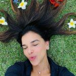 Mariana Rios Instagram - Em muito choro me afoguei. Fui afundando sem sentir. Imergi Naufraguei Meu eu em ti. Ao te buscar não encontrei, E no escuro eu me vi. Arrisquei e omiti Meu eu em ti. Peguei no sono e sonhei, E ao achar que eu te vi. Acordei, Procurei Meu eu em ti. Saí depressa sem temer Não mais podia desistir Respirei Encarei Meu eu em ti. De tão perdida me encontrei. Por não saber aonde ir, olhei em volta e enfim achei: Meu eu em mim. Mariana Rios