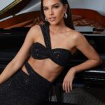 Mariana Rios Instagram - Tuesday night! ✨ Prontinha, toda de @colccioficial 🖤Tudo que eu amo: comprimento midi, recortes e brilho. Gostaram? São Paulo, Brazil