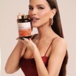 Mariana Rios Instagram - Nesse mês de Outubro Rosa, lembramos da importância do autocuidado feminino. Cuidar de nossa saúde e bem-estar é um gesto de amor próprio, é reconhecer que merecemos o melhor. O Goalmy Women Mult - Tangerine da TrustFuel é meu aliado nessa jornada, um gummy que contribui para a manutenção da beleza e da saúde da pele. Com vitaminas essenciais como a Vitamina A, que auxilia na visão e na imunidade, a Vitamina B6, que apoia o metabolismo energético, a Biotina, que cuida do cabelo e da pele, e a Vitamina B12, que auxilia na divisão celular. Além disso, ele é uma fonte de cromo, que ajuda no metabolismo de proteínas e gorduras. Sem açúcares, sem glúten e sem lactose, porque merecemos o melhor. O autocuidado é um ato de amor e respeito por nós mesmas. Cuide de você, cuide com TrustFuel. @trustfuelhealthnutrition #publi