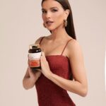 Mariana Rios Instagram - Nesse mês de Outubro Rosa, lembramos da importância do autocuidado feminino. Cuidar de nossa saúde e bem-estar é um gesto de amor próprio, é reconhecer que merecemos o melhor. O Goalmy Women Mult - Tangerine da TrustFuel é meu aliado nessa jornada, um gummy que contribui para a manutenção da beleza e da saúde da pele. Com vitaminas essenciais como a Vitamina A, que auxilia na visão e na imunidade, a Vitamina B6, que apoia o metabolismo energético, a Biotina, que cuida do cabelo e da pele, e a Vitamina B12, que auxilia na divisão celular. Além disso, ele é uma fonte de cromo, que ajuda no metabolismo de proteínas e gorduras. Sem açúcares, sem glúten e sem lactose, porque merecemos o melhor. O autocuidado é um ato de amor e respeito por nós mesmas. Cuide de você, cuide com TrustFuel. @trustfuelhealthnutrition #publi