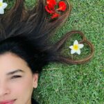 Mariana Rios Instagram - Em muito choro me afoguei. Fui afundando sem sentir. Imergi Naufraguei Meu eu em ti. Ao te buscar não encontrei, E no escuro eu me vi. Arrisquei e omiti Meu eu em ti. Peguei no sono e sonhei, E ao achar que eu te vi. Acordei, Procurei Meu eu em ti. Saí depressa sem temer Não mais podia desistir Respirei Encarei Meu eu em ti. De tão perdida me encontrei. Por não saber aonde ir, olhei em volta e enfim achei: Meu eu em mim. Mariana Rios