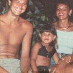 Mariana Rios Instagram - Meus pais me levaram pra conhecer o mar quando fiz 3 anos. Eles sempre contam que ao colocar o pé na areia eu disse: A piscinaaaaa! Saímos de Araxá para Iriri no Espírito Santo. Mais ou menos 10 horas de carro. Hoje sou eu quem os leva pra ver o mar. Que privilégio poder viver isso. Fui uma criança que cresceu com a necessidade de preencher o vazio causado pela partida precoce do meu irmão. Não que isso me era imposto. Mas quando se tem uma perda dessas no centro familiar, a estrutura se abalada totalmente. Com o tempo eu entendi, que jamais taparia esse buraco chamado saudade. Que ele estaria ali pelo resto de nossas vidas e que de alguma forma precisaríamos ressignificar. Buscar nos fortalecer. Acredito que somente o amor é capaz disso. O amor transforma qualquer revolta em entendimento. Qualquer dor em compreensão. O amor pelo outro, mas também, o amor por nós mesmos. Nós três, 35 anos depois. Essa viagem de agora é diferente, especial! Porque não existe um trabalho envolvido como outras tantas vezes, nem algum tipo de divulgação. Essa viagem reflete a adolescente que antes de sair de casa com 17 anos, olhou nos olhos deles e disse: confiem em mim. Confiem nas minhas escolhas. E sei como foi difícil para os dois. Todas as perdas que tivemos ao longo da vida, as dores que sentimos, o aprendizado precoce, estavam ali, dentro de seus olhos. Mas isso não fez com que eles me colocassem embaixo de suas asas, impedindo com que eu voasse com as minhas próprias. Muito pelo contrário. Alçamos cada voo juntos diante a tantas conquistas. E hoje vejo que não importa se estou na praia de Iriri, na represa perto de Araxá, ou num lugar do outro lado do mundo. Continuo sendo a mesma menina da segunda foto, que apoia as duas mãos em seus pais buscando segurança e proteção. Sou a mesma criança que brinca, que tem seus medos, mas que se joga no balanço da vida. A vida ensina, ensina muito. Aprendi porque prestei atenção em tudo. Hoje eu quero agradecer a tantas bênçãos que Deus me deu. E continuar a promessa que fiz a meus pais quando saí de casa: Jamais deixarei de ser eu. Mariana Rios Porto Cervo, Costa Smeralda - Sardinia, Italy