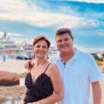Mariana Rios Instagram - Meus pais me levaram pra conhecer o mar quando fiz 3 anos. Eles sempre contam que ao colocar o pé na areia eu disse: A piscinaaaaa! Saímos de Araxá para Iriri no Espírito Santo. Mais ou menos 10 horas de carro. Hoje sou eu quem os leva pra ver o mar. Que privilégio poder viver isso. Fui uma criança que cresceu com a necessidade de preencher o vazio causado pela partida precoce do meu irmão. Não que isso me era imposto. Mas quando se tem uma perda dessas no centro familiar, a estrutura se abalada totalmente. Com o tempo eu entendi, que jamais taparia esse buraco chamado saudade. Que ele estaria ali pelo resto de nossas vidas e que de alguma forma precisaríamos ressignificar. Buscar nos fortalecer. Acredito que somente o amor é capaz disso. O amor transforma qualquer revolta em entendimento. Qualquer dor em compreensão. O amor pelo outro, mas também, o amor por nós mesmos. Nós três, 35 anos depois. Essa viagem de agora é diferente, especial! Porque não existe um trabalho envolvido como outras tantas vezes, nem algum tipo de divulgação. Essa viagem reflete a adolescente que antes de sair de casa com 17 anos, olhou nos olhos deles e disse: confiem em mim. Confiem nas minhas escolhas. E sei como foi difícil para os dois. Todas as perdas que tivemos ao longo da vida, as dores que sentimos, o aprendizado precoce, estavam ali, dentro de seus olhos. Mas isso não fez com que eles me colocassem embaixo de suas asas, impedindo com que eu voasse com as minhas próprias. Muito pelo contrário. Alçamos cada voo juntos diante a tantas conquistas. E hoje vejo que não importa se estou na praia de Iriri, na represa perto de Araxá, ou num lugar do outro lado do mundo. Continuo sendo a mesma menina da segunda foto, que apoia as duas mãos em seus pais buscando segurança e proteção. Sou a mesma criança que brinca, que tem seus medos, mas que se joga no balanço da vida. A vida ensina, ensina muito. Aprendi porque prestei atenção em tudo. Hoje eu quero agradecer a tantas bênçãos que Deus me deu. E continuar a promessa que fiz a meus pais quando saí de casa: Jamais deixarei de ser eu. Mariana Rios Porto Cervo, Costa Smeralda - Sardinia, Italy