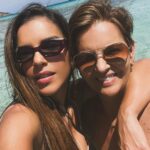 Mariana Rios Instagram - Meus pais me levaram pra conhecer o mar quando fiz 3 anos. Eles sempre contam que ao colocar o pé na areia eu disse: A piscinaaaaa! Saímos de Araxá para Iriri no Espírito Santo. Mais ou menos 10 horas de carro. Hoje sou eu quem os leva pra ver o mar. Que privilégio poder viver isso. Fui uma criança que cresceu com a necessidade de preencher o vazio causado pela partida precoce do meu irmão. Não que isso me era imposto. Mas quando se tem uma perda dessas no centro familiar, a estrutura se abalada totalmente. Com o tempo eu entendi, que jamais taparia esse buraco chamado saudade. Que ele estaria ali pelo resto de nossas vidas e que de alguma forma precisaríamos ressignificar. Buscar nos fortalecer. Acredito que somente o amor é capaz disso. O amor transforma qualquer revolta em entendimento. Qualquer dor em compreensão. O amor pelo outro, mas também, o amor por nós mesmos. Nós três, 35 anos depois. Essa viagem de agora é diferente, especial! Porque não existe um trabalho envolvido como outras tantas vezes, nem algum tipo de divulgação. Essa viagem reflete a adolescente que antes de sair de casa com 17 anos, olhou nos olhos deles e disse: confiem em mim. Confiem nas minhas escolhas. E sei como foi difícil para os dois. Todas as perdas que tivemos ao longo da vida, as dores que sentimos, o aprendizado precoce, estavam ali, dentro de seus olhos. Mas isso não fez com que eles me colocassem embaixo de suas asas, impedindo com que eu voasse com as minhas próprias. Muito pelo contrário. Alçamos cada voo juntos diante a tantas conquistas. E hoje vejo que não importa se estou na praia de Iriri, na represa perto de Araxá, ou num lugar do outro lado do mundo. Continuo sendo a mesma menina da segunda foto, que apoia as duas mãos em seus pais buscando segurança e proteção. Sou a mesma criança que brinca, que tem seus medos, mas que se joga no balanço da vida. A vida ensina, ensina muito. Aprendi porque prestei atenção em tudo. Hoje eu quero agradecer a tantas bênçãos que Deus me deu. E continuar a promessa que fiz a meus pais quando saí de casa: Jamais deixarei de ser eu. Mariana Rios Porto Cervo, Costa Smeralda - Sardinia, Italy