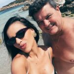 Mariana Rios Instagram - Meus pais me levaram pra conhecer o mar quando fiz 3 anos. Eles sempre contam que ao colocar o pé na areia eu disse: A piscinaaaaa! Saímos de Araxá para Iriri no Espírito Santo. Mais ou menos 10 horas de carro. Hoje sou eu quem os leva pra ver o mar. Que privilégio poder viver isso. Fui uma criança que cresceu com a necessidade de preencher o vazio causado pela partida precoce do meu irmão. Não que isso me era imposto. Mas quando se tem uma perda dessas no centro familiar, a estrutura se abalada totalmente. Com o tempo eu entendi, que jamais taparia esse buraco chamado saudade. Que ele estaria ali pelo resto de nossas vidas e que de alguma forma precisaríamos ressignificar. Buscar nos fortalecer. Acredito que somente o amor é capaz disso. O amor transforma qualquer revolta em entendimento. Qualquer dor em compreensão. O amor pelo outro, mas também, o amor por nós mesmos. Nós três, 35 anos depois. Essa viagem de agora é diferente, especial! Porque não existe um trabalho envolvido como outras tantas vezes, nem algum tipo de divulgação. Essa viagem reflete a adolescente que antes de sair de casa com 17 anos, olhou nos olhos deles e disse: confiem em mim. Confiem nas minhas escolhas. E sei como foi difícil para os dois. Todas as perdas que tivemos ao longo da vida, as dores que sentimos, o aprendizado precoce, estavam ali, dentro de seus olhos. Mas isso não fez com que eles me colocassem embaixo de suas asas, impedindo com que eu voasse com as minhas próprias. Muito pelo contrário. Alçamos cada voo juntos diante a tantas conquistas. E hoje vejo que não importa se estou na praia de Iriri, na represa perto de Araxá, ou num lugar do outro lado do mundo. Continuo sendo a mesma menina da segunda foto, que apoia as duas mãos em seus pais buscando segurança e proteção. Sou a mesma criança que brinca, que tem seus medos, mas que se joga no balanço da vida. A vida ensina, ensina muito. Aprendi porque prestei atenção em tudo. Hoje eu quero agradecer a tantas bênçãos que Deus me deu. E continuar a promessa que fiz a meus pais quando saí de casa: Jamais deixarei de ser eu. Mariana Rios Porto Cervo, Costa Smeralda - Sardinia, Italy
