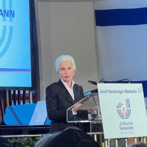 Marie-Agnes Strack-Zimmermann Instagram - „Ja, wir müssen andere Meinungen auch ertragen können. Antisemitismus ist jedoch keine Meinung, sondern ein Angriff auf die Menschlichkeit.“

Ich danke der Jüdischen Gemeinde von Herzen für diese besondere Auszeichnung mit der Josef-Neuberger-Medaille und Hape Kerkeling für eine bemerkenswerte, sensible und den Umständen angemessen humorvolle Laudatio. Wer mich kennt weiß, dass ich nicht oft sprachlos bin. Heute bin ich es.