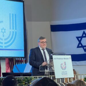 Marie-Agnes Strack-Zimmermann Instagram - „Ja, wir müssen andere Meinungen auch ertragen können. Antisemitismus ist jedoch keine Meinung, sondern ein Angriff auf die Menschlichkeit.“

Ich danke der Jüdischen Gemeinde von Herzen für diese besondere Auszeichnung mit der Josef-Neuberger-Medaille und Hape Kerkeling für eine bemerkenswerte, sensible und den Umständen angemessen humorvolle Laudatio. Wer mich kennt weiß, dass ich nicht oft sprachlos bin. Heute bin ich es.