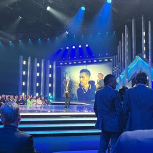Marie-Agnes Strack-Zimmermann Instagram - Gestern Abend war ich zu Gast beim Deutschen Fernsehpreis 2023. Ich hatte dort die Ehre, die #Laudatio für die Nominierung des ARD-Auslandskorrespondenten und Leiter des ARD-Studios in der Ukraine, @vassiligolod, in der Kategorie „Beste Moderation/Einzelleistung Information” zu halten. 

Seine beeindruckende Laufbahn zeugt von seiner Leidenschaft und seinem Engagement für den #Journalismus. Ein großer Applaus auch an @arndtginzel, der schließlich in der Kategorie „Beste Moderation/Einzelleistung Information“ für seine intensive Berichterstattung zum Ukraine-Krieg geehrt wurde. 

Doch auch die ARD-Tagesthemen wurden für ihre Berichterstattung in der Ukraine gestern Abend ausgezeichnet. Ein Preis, der sicher auch Vassili Golods Verdienst ist. 

#Fernsehpreis #Ukraine #Journalismus