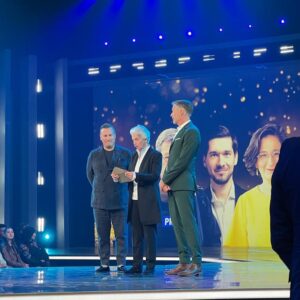 Marie-Agnes Strack-Zimmermann Instagram - Gestern Abend war ich zu Gast beim Deutschen Fernsehpreis 2023. Ich hatte dort die Ehre, die #Laudatio für die Nominierung des ARD-Auslandskorrespondenten und Leiter des ARD-Studios in der Ukraine, @vassiligolod, in der Kategorie „Beste Moderation/Einzelleistung Information” zu halten. 

Seine beeindruckende Laufbahn zeugt von seiner Leidenschaft und seinem Engagement für den #Journalismus. Ein großer Applaus auch an @arndtginzel, der schließlich in der Kategorie „Beste Moderation/Einzelleistung Information“ für seine intensive Berichterstattung zum Ukraine-Krieg geehrt wurde. 

Doch auch die ARD-Tagesthemen wurden für ihre Berichterstattung in der Ukraine gestern Abend ausgezeichnet. Ein Preis, der sicher auch Vassili Golods Verdienst ist. 

#Fernsehpreis #Ukraine #Journalismus