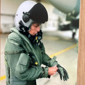 Marie-Agnes Strack-Zimmermann Instagram - Gestern erlebte ich einen der aufregendsten Tage meines Lebens. Dank einer besonderen Einladung des Inspekteurs Luftwaffe hatte ich die Gelegenheit, in einem #Eurofighter mitzufliegen. Der Flug fand beim Taktischen Luftwaffengeschwader 31 „Boelcke“ in Nörvenich bei Köln statt, und ich kann nur sagen: Top Gun-Feeling pur!

Bevor ich in den Jet steigen konnte, wurden natürlich alle nötigen medizinischen Checks durchgeführt – die ich glücklicherweise bestanden habe.

Manche fragen sich: Warum setze ich mich in #Panzer und #Kampfjets der @bundeswehr? Die Antwort ist einfach. Ich bin fest davon überzeugt, dass ich nur so authentisch und glaubhaft für die Interessen der Soldatinnen und Soldaten eintreten kann. Und ja, ein kleines bisschen Spaß hat es natürlich auch gemacht.

Ein großes Dankeschön geht an alle, die diesen unvergesslichen Flug möglich gemacht haben. Allen Soldatinnen und Soldaten, die tagtäglich Ihren Dienst für uns verrichten, zolle ich Respekt. Es war mir eine Ehre und ein Privileg, diese Erfahrung zu machen.

📸: Heyartz | Kasper | Schröter