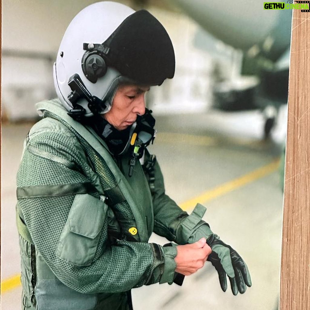 Marie-Agnes Strack-Zimmermann Instagram - Gestern erlebte ich einen der aufregendsten Tage meines Lebens. Dank einer besonderen Einladung des Inspekteurs Luftwaffe hatte ich die Gelegenheit, in einem #Eurofighter mitzufliegen. Der Flug fand beim Taktischen Luftwaffengeschwader 31 „Boelcke“ in Nörvenich bei Köln statt, und ich kann nur sagen: Top Gun-Feeling pur! Bevor ich in den Jet steigen konnte, wurden natürlich alle nötigen medizinischen Checks durchgeführt – die ich glücklicherweise bestanden habe. Manche fragen sich: Warum setze ich mich in #Panzer und #Kampfjets der @bundeswehr? Die Antwort ist einfach. Ich bin fest davon überzeugt, dass ich nur so authentisch und glaubhaft für die Interessen der Soldatinnen und Soldaten eintreten kann. Und ja, ein kleines bisschen Spaß hat es natürlich auch gemacht. Ein großes Dankeschön geht an alle, die diesen unvergesslichen Flug möglich gemacht haben. Allen Soldatinnen und Soldaten, die tagtäglich Ihren Dienst für uns verrichten, zolle ich Respekt. Es war mir eine Ehre und ein Privileg, diese Erfahrung zu machen. 📸: Heyartz | Kasper | Schröter Fliegerhorst Nörvenich