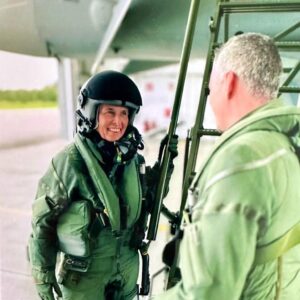 Marie-Agnes Strack-Zimmermann Instagram - Gestern erlebte ich einen der aufregendsten Tage meines Lebens. Dank einer besonderen Einladung des Inspekteurs Luftwaffe hatte ich die Gelegenheit, in einem #Eurofighter mitzufliegen. Der Flug fand beim Taktischen Luftwaffengeschwader 31 „Boelcke“ in Nörvenich bei Köln statt, und ich kann nur sagen: Top Gun-Feeling pur!

Bevor ich in den Jet steigen konnte, wurden natürlich alle nötigen medizinischen Checks durchgeführt – die ich glücklicherweise bestanden habe.

Manche fragen sich: Warum setze ich mich in #Panzer und #Kampfjets der @bundeswehr? Die Antwort ist einfach. Ich bin fest davon überzeugt, dass ich nur so authentisch und glaubhaft für die Interessen der Soldatinnen und Soldaten eintreten kann. Und ja, ein kleines bisschen Spaß hat es natürlich auch gemacht.

Ein großes Dankeschön geht an alle, die diesen unvergesslichen Flug möglich gemacht haben. Allen Soldatinnen und Soldaten, die tagtäglich Ihren Dienst für uns verrichten, zolle ich Respekt. Es war mir eine Ehre und ein Privileg, diese Erfahrung zu machen.

📸: Heyartz | Kasper | Schröter