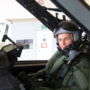 Marie-Agnes Strack-Zimmermann Instagram - Gestern erlebte ich einen der aufregendsten Tage meines Lebens. Dank einer besonderen Einladung des Inspekteurs Luftwaffe hatte ich die Gelegenheit, in einem #Eurofighter mitzufliegen. Der Flug fand beim Taktischen Luftwaffengeschwader 31 „Boelcke“ in Nörvenich bei Köln statt, und ich kann nur sagen: Top Gun-Feeling pur!

Bevor ich in den Jet steigen konnte, wurden natürlich alle nötigen medizinischen Checks durchgeführt – die ich glücklicherweise bestanden habe.

Manche fragen sich: Warum setze ich mich in #Panzer und #Kampfjets der @bundeswehr? Die Antwort ist einfach. Ich bin fest davon überzeugt, dass ich nur so authentisch und glaubhaft für die Interessen der Soldatinnen und Soldaten eintreten kann. Und ja, ein kleines bisschen Spaß hat es natürlich auch gemacht.

Ein großes Dankeschön geht an alle, die diesen unvergesslichen Flug möglich gemacht haben. Allen Soldatinnen und Soldaten, die tagtäglich Ihren Dienst für uns verrichten, zolle ich Respekt. Es war mir eine Ehre und ein Privileg, diese Erfahrung zu machen.

📸: Heyartz | Kasper | Schröter