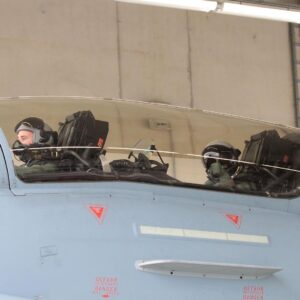 Marie-Agnes Strack-Zimmermann Instagram - Gestern erlebte ich einen der aufregendsten Tage meines Lebens. Dank einer besonderen Einladung des Inspekteurs Luftwaffe hatte ich die Gelegenheit, in einem #Eurofighter mitzufliegen. Der Flug fand beim Taktischen Luftwaffengeschwader 31 „Boelcke“ in Nörvenich bei Köln statt, und ich kann nur sagen: Top Gun-Feeling pur!

Bevor ich in den Jet steigen konnte, wurden natürlich alle nötigen medizinischen Checks durchgeführt – die ich glücklicherweise bestanden habe.

Manche fragen sich: Warum setze ich mich in #Panzer und #Kampfjets der @bundeswehr? Die Antwort ist einfach. Ich bin fest davon überzeugt, dass ich nur so authentisch und glaubhaft für die Interessen der Soldatinnen und Soldaten eintreten kann. Und ja, ein kleines bisschen Spaß hat es natürlich auch gemacht.

Ein großes Dankeschön geht an alle, die diesen unvergesslichen Flug möglich gemacht haben. Allen Soldatinnen und Soldaten, die tagtäglich Ihren Dienst für uns verrichten, zolle ich Respekt. Es war mir eine Ehre und ein Privileg, diese Erfahrung zu machen.

📸: Heyartz | Kasper | Schröter