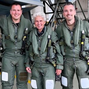 Marie-Agnes Strack-Zimmermann Instagram - Gestern erlebte ich einen der aufregendsten Tage meines Lebens. Dank einer besonderen Einladung des Inspekteurs Luftwaffe hatte ich die Gelegenheit, in einem #Eurofighter mitzufliegen. Der Flug fand beim Taktischen Luftwaffengeschwader 31 „Boelcke“ in Nörvenich bei Köln statt, und ich kann nur sagen: Top Gun-Feeling pur!

Bevor ich in den Jet steigen konnte, wurden natürlich alle nötigen medizinischen Checks durchgeführt – die ich glücklicherweise bestanden habe.

Manche fragen sich: Warum setze ich mich in #Panzer und #Kampfjets der @bundeswehr? Die Antwort ist einfach. Ich bin fest davon überzeugt, dass ich nur so authentisch und glaubhaft für die Interessen der Soldatinnen und Soldaten eintreten kann. Und ja, ein kleines bisschen Spaß hat es natürlich auch gemacht.

Ein großes Dankeschön geht an alle, die diesen unvergesslichen Flug möglich gemacht haben. Allen Soldatinnen und Soldaten, die tagtäglich Ihren Dienst für uns verrichten, zolle ich Respekt. Es war mir eine Ehre und ein Privileg, diese Erfahrung zu machen.

📸: Heyartz | Kasper | Schröter
