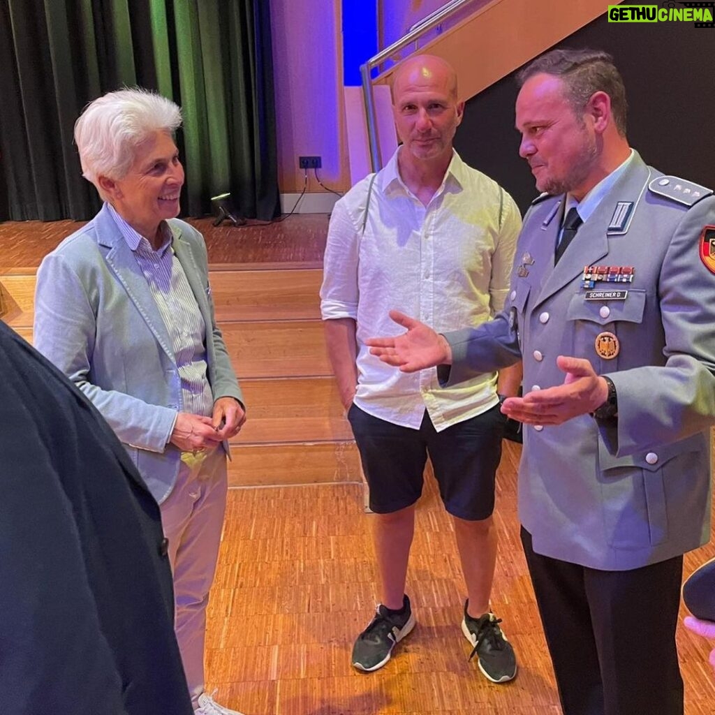 Marie-Agnes Strack-Zimmermann Instagram - Kürzlich bereiste ich erneut Bayern und erlebte dort einmal mehr herzliche Gastfreundschaft. Der Freistaat liegt mir nicht erst seit meinem Studium in München am Herzen. Mein Engagement im Wahlkampf zur #Landtagswahl hat wieder gezeigt, wie wichtig offene Gespräche sind - besonders wenn es um die aktuellen Bedenken hinsichtlich des russischen Angriffs in die Ukraine geht. Es ist die Pflicht von uns Politikerinnen und Politikern, klar und entschlossen zu kommunizieren und zu handeln. Auf der Reise war ich auch zu Besuch bei @mbdadeutschland in Schrobenhausen. Dort wurde mir bestätigt, dass der Marschflugkörper #Taurus von den Ukrainischen Soldaten eingesetzt werden kann. Wir dürfen nicht nachlassen, die Ukraine im Kampf für Frieden in Freiheit zu unterstützen. 📸: @hhn.alex & @mbdadeutschland