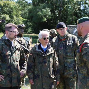 Marie-Agnes Strack-Zimmermann Instagram - Von Kette auf Rad!

Gestern war ich bei der Panzerbrigade 21 „Lipperland“ zusammen mit meinem Ausschusskollegen @chrsatr. Unter Führung von Oberst Marco Eggert transformiert sich die Brigade für eine schnellere und effizientere Verteidigung. Nach der Umstrukturierung setzt sie voll auf Radfahrzeuge - eine Balance aus #Mobilität und #Durchsetzungsvermögen. Damit wird das neue Konzept der Mittleren Kräfte im @deutsches.heer umgesetzt. 

Ich bin beeindruckt von der Entschlossenheit unserer Soldatinnen und Soldaten. Wir müssen immer bereit sein, reaktionsschnell unsere Bündnispartner zu unterstützen.

Anhand der #Taurus-Debatte können wir wieder sehen, dass nicht alle dieses Prinzip verinnerlicht haben. 

Danke an unsere Truppen für ihren unermüdlichen Einsatz! #Verteidigung #MittlereKräfte