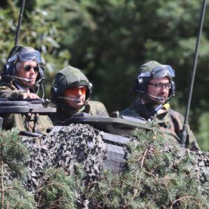 Marie-Agnes Strack-Zimmermann Instagram - Von Kette auf Rad!

Gestern war ich bei der Panzerbrigade 21 „Lipperland“ zusammen mit meinem Ausschusskollegen @chrsatr. Unter Führung von Oberst Marco Eggert transformiert sich die Brigade für eine schnellere und effizientere Verteidigung. Nach der Umstrukturierung setzt sie voll auf Radfahrzeuge - eine Balance aus #Mobilität und #Durchsetzungsvermögen. Damit wird das neue Konzept der Mittleren Kräfte im @deutsches.heer umgesetzt. 

Ich bin beeindruckt von der Entschlossenheit unserer Soldatinnen und Soldaten. Wir müssen immer bereit sein, reaktionsschnell unsere Bündnispartner zu unterstützen.

Anhand der #Taurus-Debatte können wir wieder sehen, dass nicht alle dieses Prinzip verinnerlicht haben. 

Danke an unsere Truppen für ihren unermüdlichen Einsatz! #Verteidigung #MittlereKräfte
