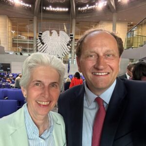 Marie-Agnes Strack-Zimmermann Instagram - Lieber @alexandergraflambsdorff, die Zusammenarbeit mit Dir war mir ein Fest. Vielen Dank für Deinen jahrelangen Einsatz für eine wertegeleitete #Außenpolitik und Deinen klaren politischen und charakterlichen Kompass. Du wirst (nicht nur) mir im Deutschen #Bundestag sehr fehlen. Für Deine neue herausfordernde Aufgabe wünsche ich Dir von Herzen das Beste.