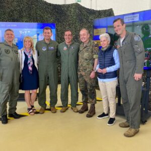 Marie-Agnes Strack-Zimmermann Instagram - Gestern konnte ich mir zusammen mit #NATO-Generalsekretär @jensstoltenberg, Bundesverteidigungsminister @boris.pistorius und weiteren Kolleginnen und Kollegen auf dem Fliegerhorst in Jagel einen vertieften Eindruck vom Ablauf der Übung „Air Defender 2023“ machen.

Die Übung #AirDefender23 ist die größte Verlegeübung von Luftstreitkräften seit Bestehen der NATO. Sie demonstriert Solidarität im #Bündnis und transatlantische Verbundenheit: Vom 12. bis 23. Juni trainieren bis zu 10.000 Übungsteilnehmer aus 25 Nationen mit 250 Luftfahrzeugen unter der Führung der #Luftwaffe Luftoperationen im europäischen Luftraum. In diesen Zeiten ist die Resilienz des Bündnisses wichtiger denn je.