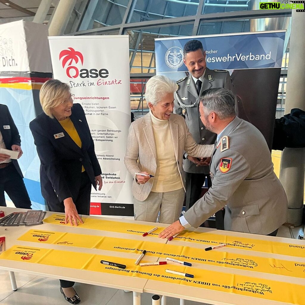 Marie-Agnes Strack-Zimmermann Instagram - Gestern habe ich in guter Tradition und von Herzen gerne wieder an der Aktion „Gelbe Bänder der Verbundenheit“ des Deutschen BundeswehrVerbandes teilgenommen. Hiermit wird allen #Soldatinnen und Soldaten im Einsatz gedacht und gedankt. Auf den Bändern schrieben zahlreiche Abgeordnete des Deutschen Bundestages Grüße und Wünsche nieder. Anschließend werden die Bänder in die Einsatzgebiete geschickt. Die #Bundeswehr als Parlamentsarmee ist Alleinstellungsmerkmal und integraler Bestandteil unserer demokratischen Bundesrepublik. Die Soldatinnen und Soldaten sind für unsere Freiheit und für unseren Frieden im Ausland im Einsatz - oft unter Einsatz ihres Lebens. Dafür gebührt ihnen großer Dank und großer Respekt. Deutscher Bundestag